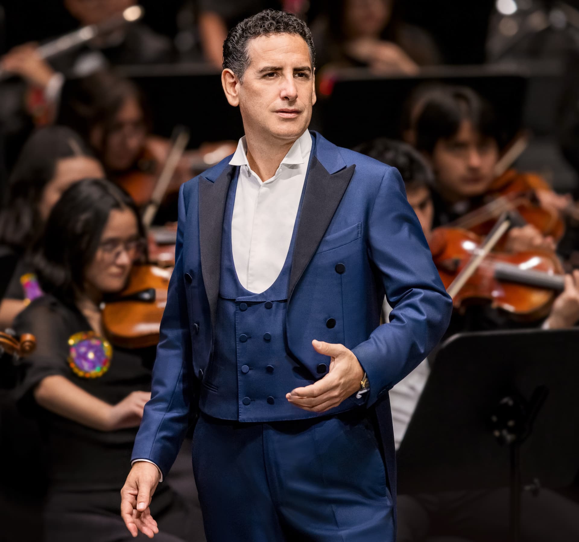 胡安・迭戈・弗洛瑞兹正在演唱