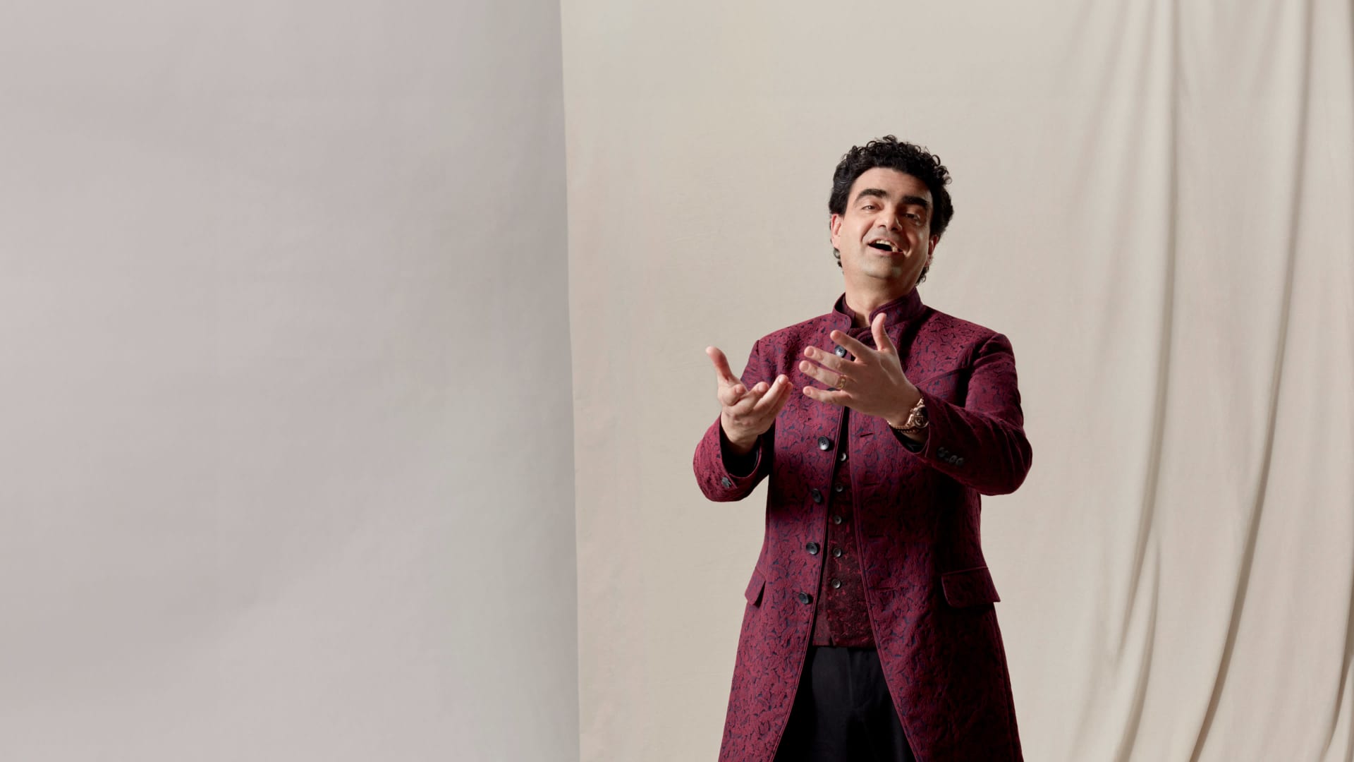 Rolando Villazón singing with the watch on the wrist