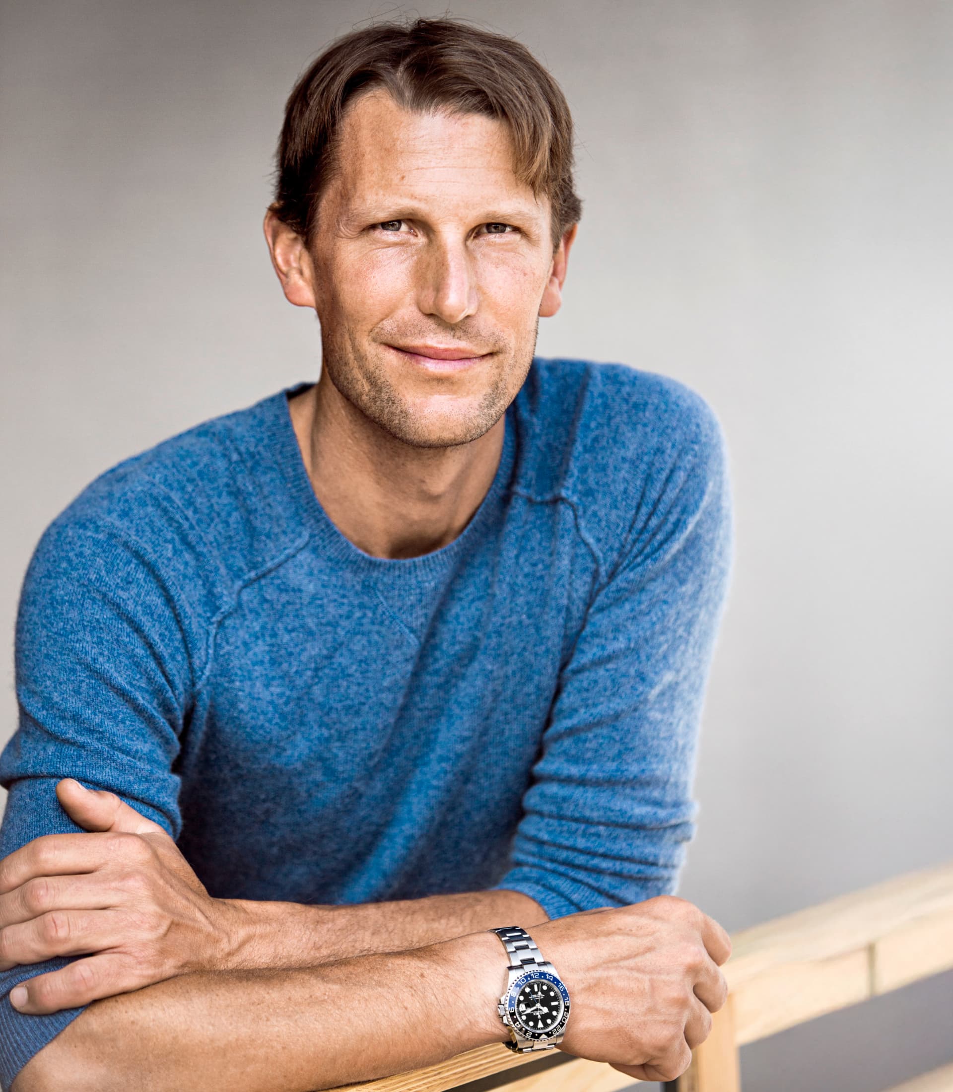 凯文・斯托特身穿蓝色服装