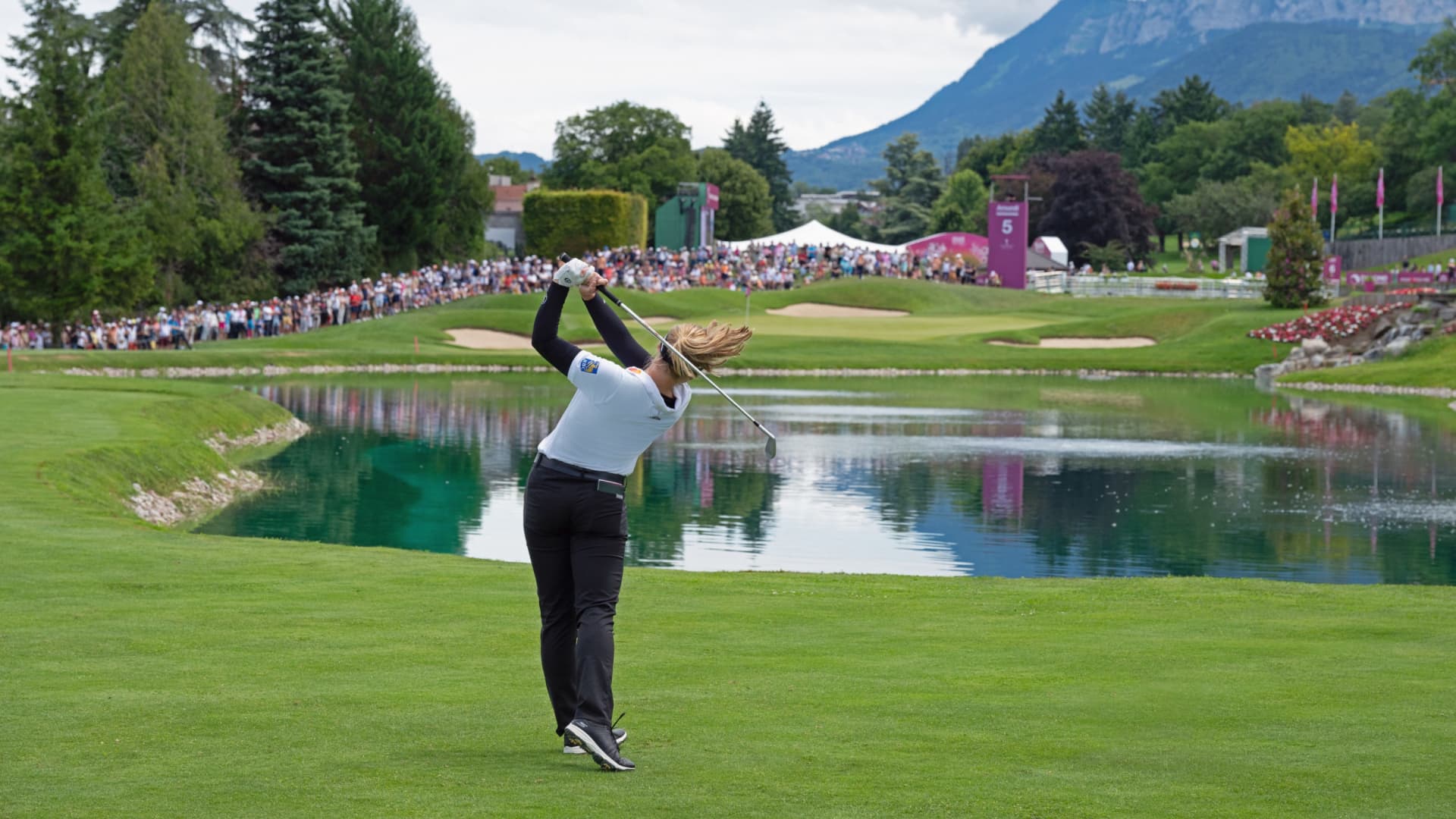 Brooke Henderson playing