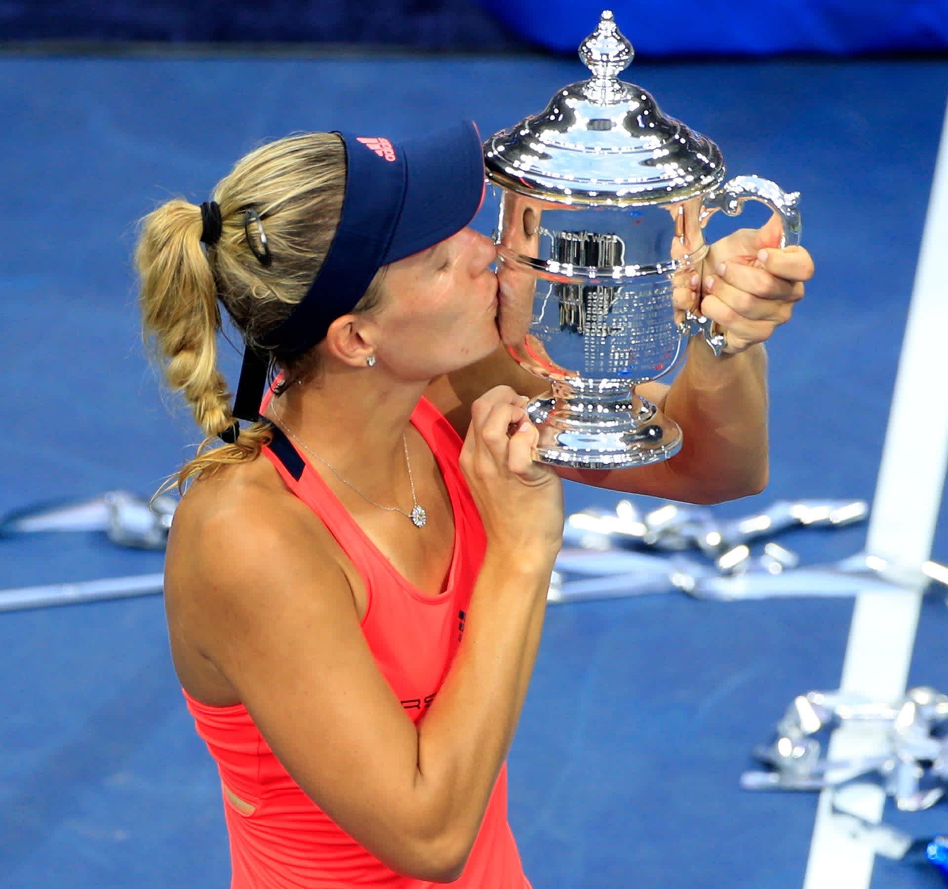 Angelique Kerber trophy