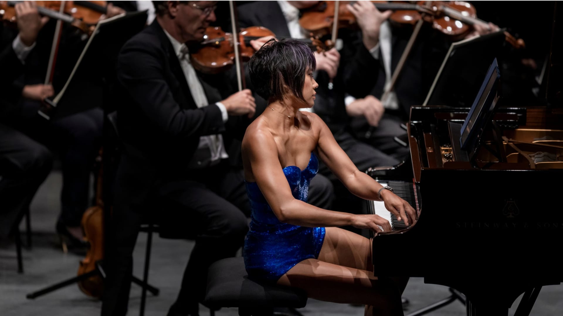 王羽佳弹奏钢琴