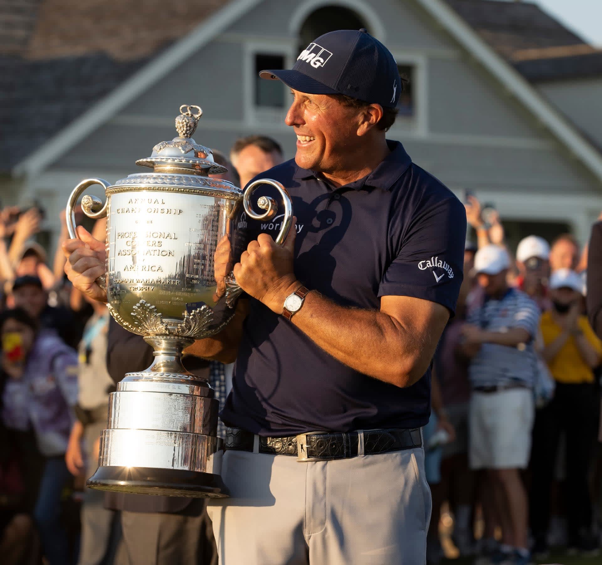 Phil Mickelson with te trophy