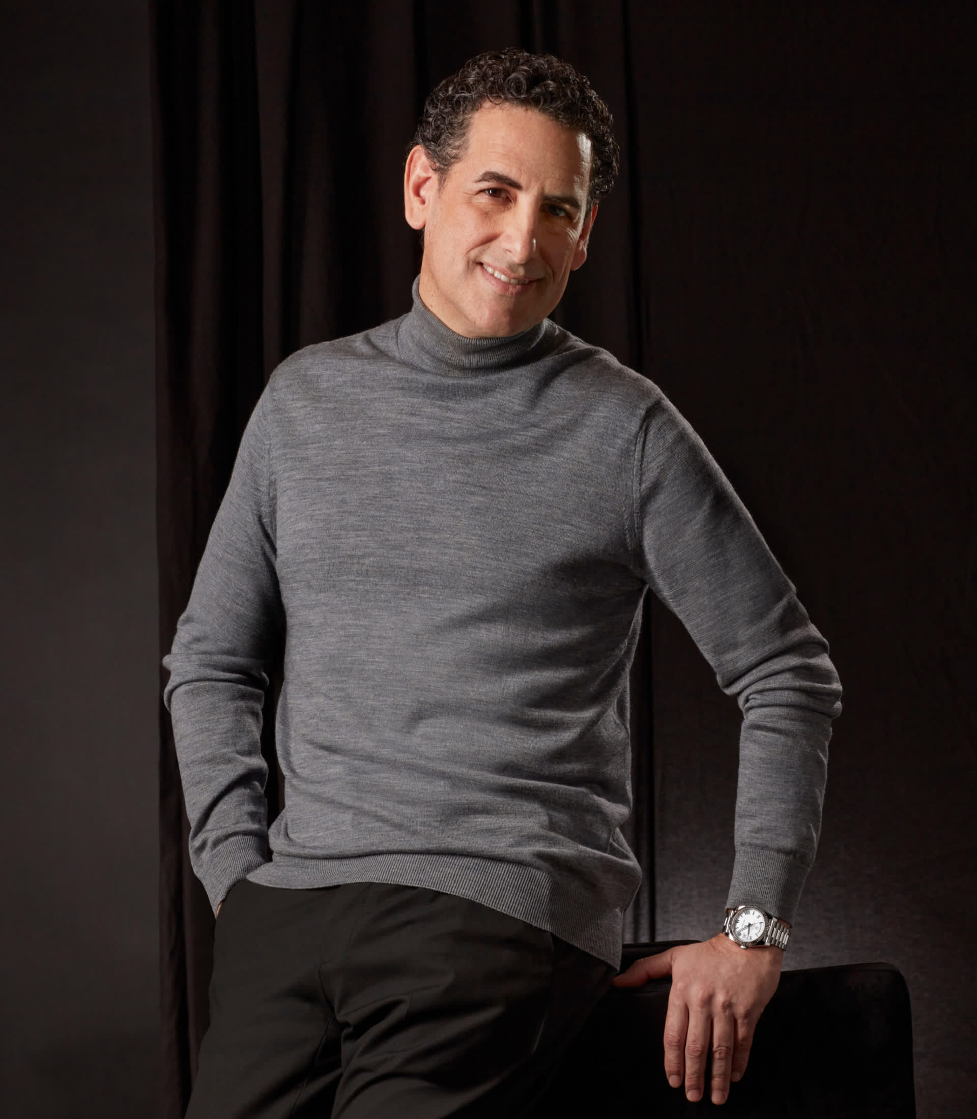 胡安・迭戈・弗洛瑞兹身穿黑色服装