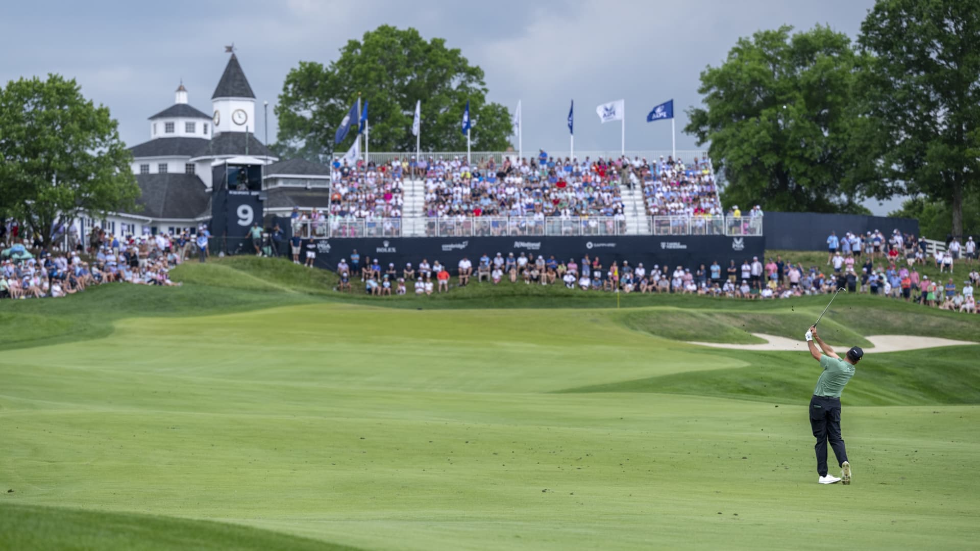 Jason Day playing