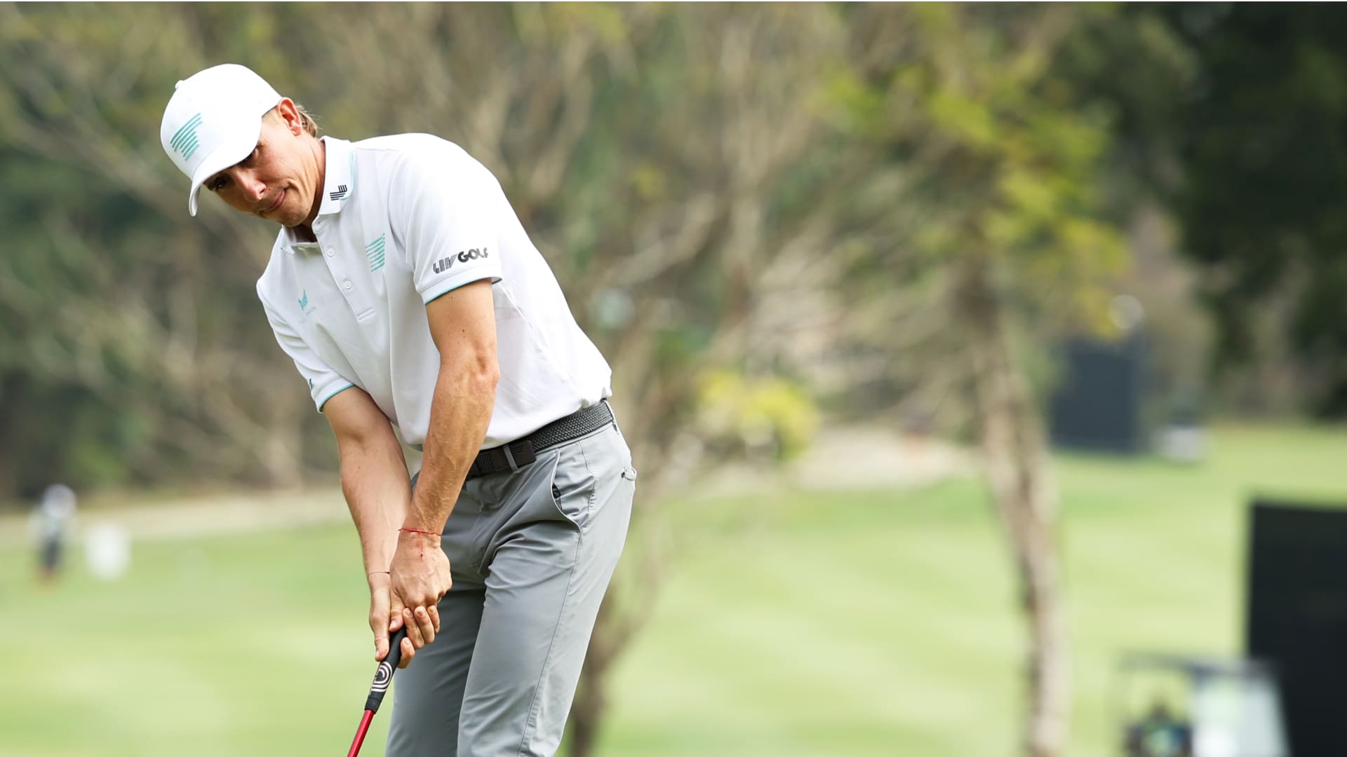 卡洛斯・奥尔蒂斯于高尔夫球场  