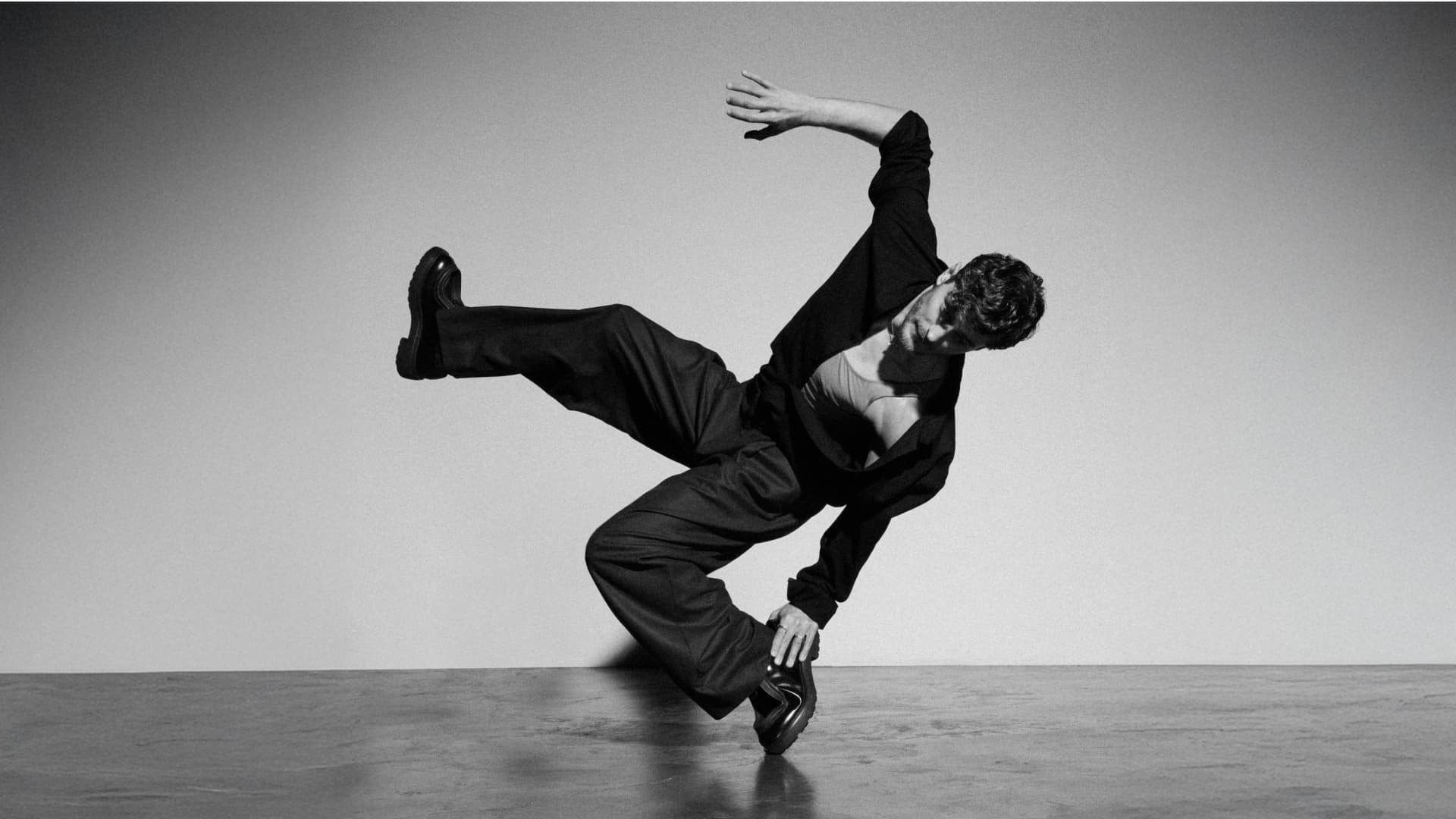 Jakub Józef Orliński breakdancing