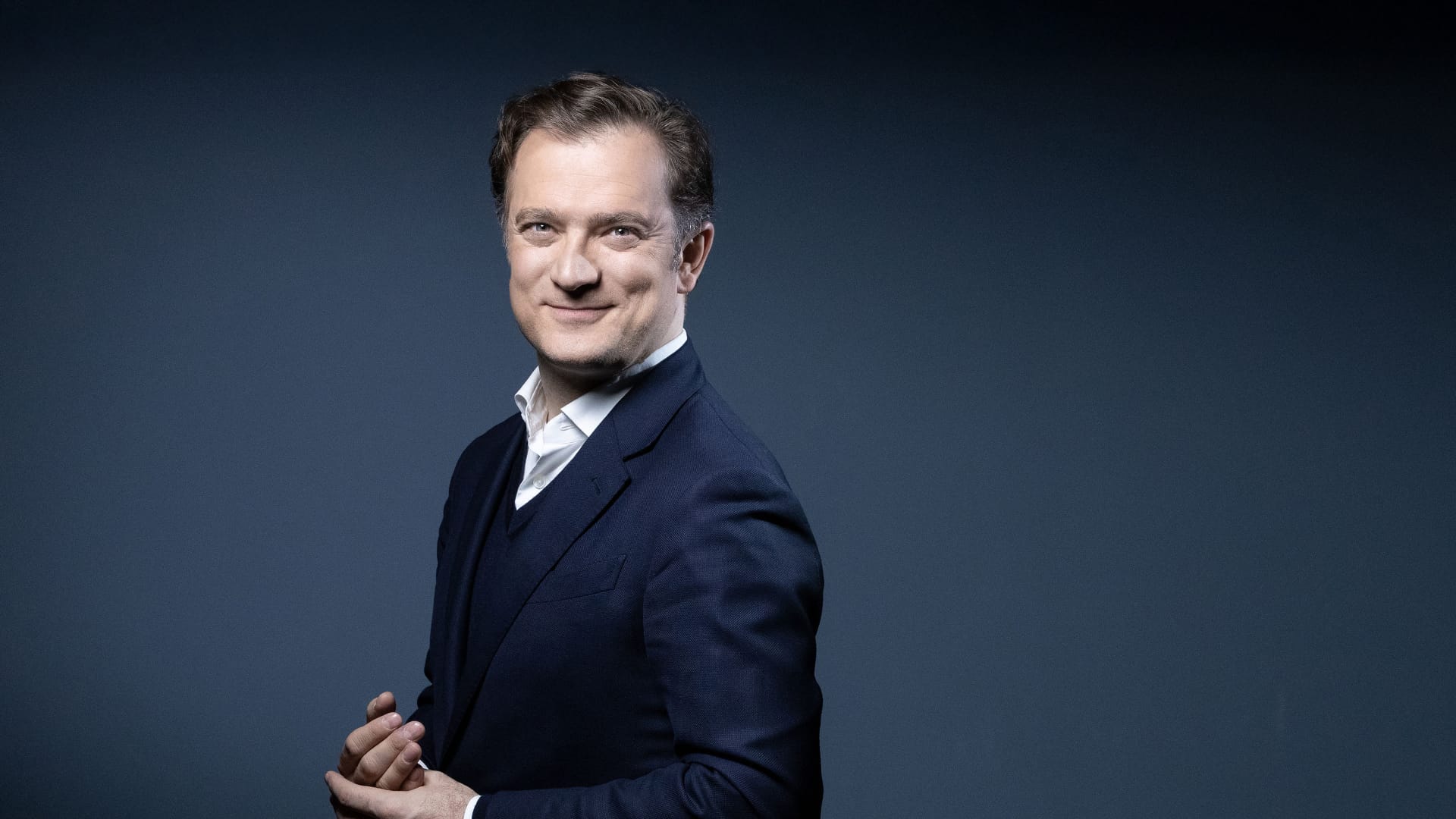 Renaud Capuçon posing