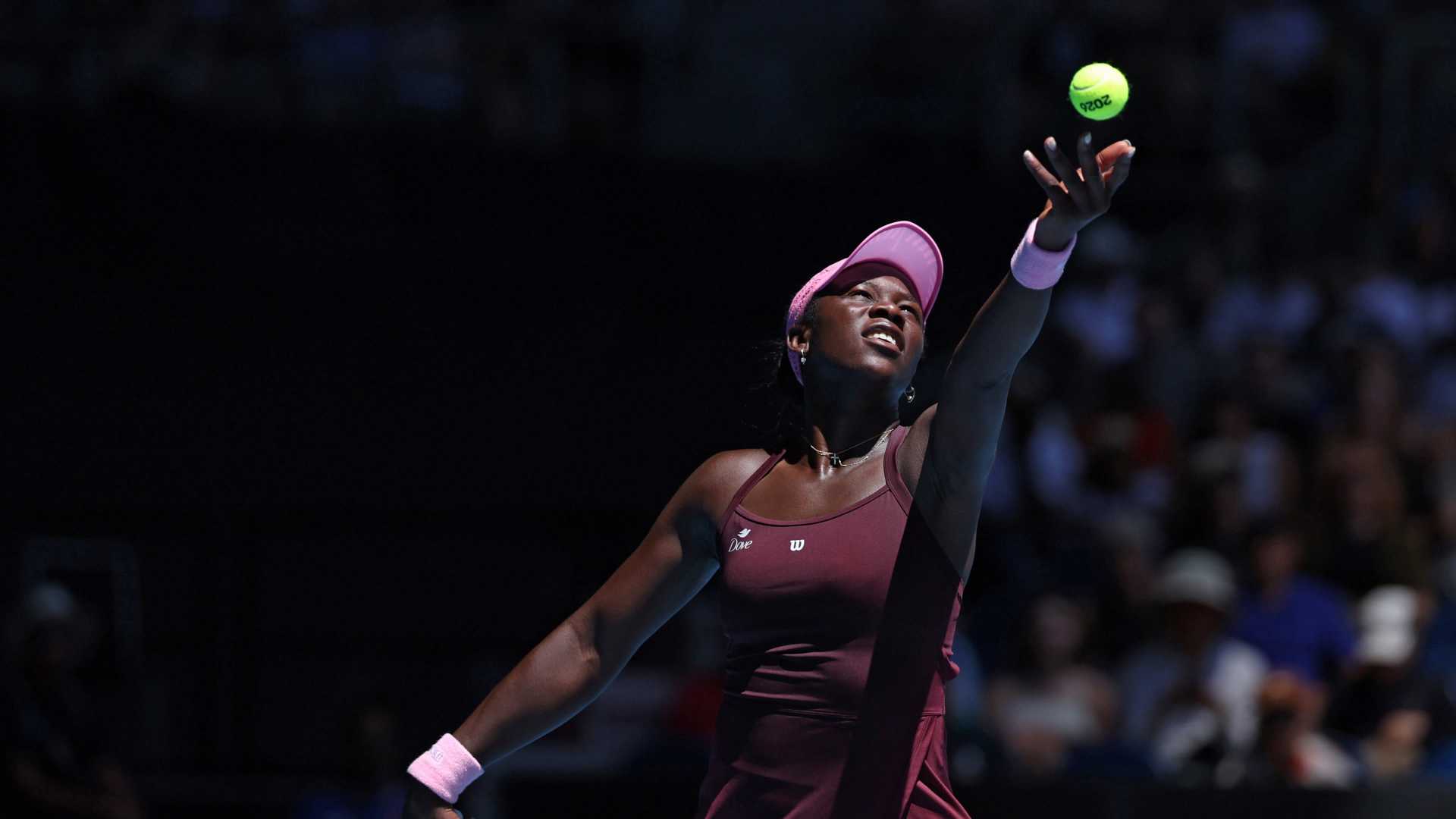 维多利亚・姆博科发球