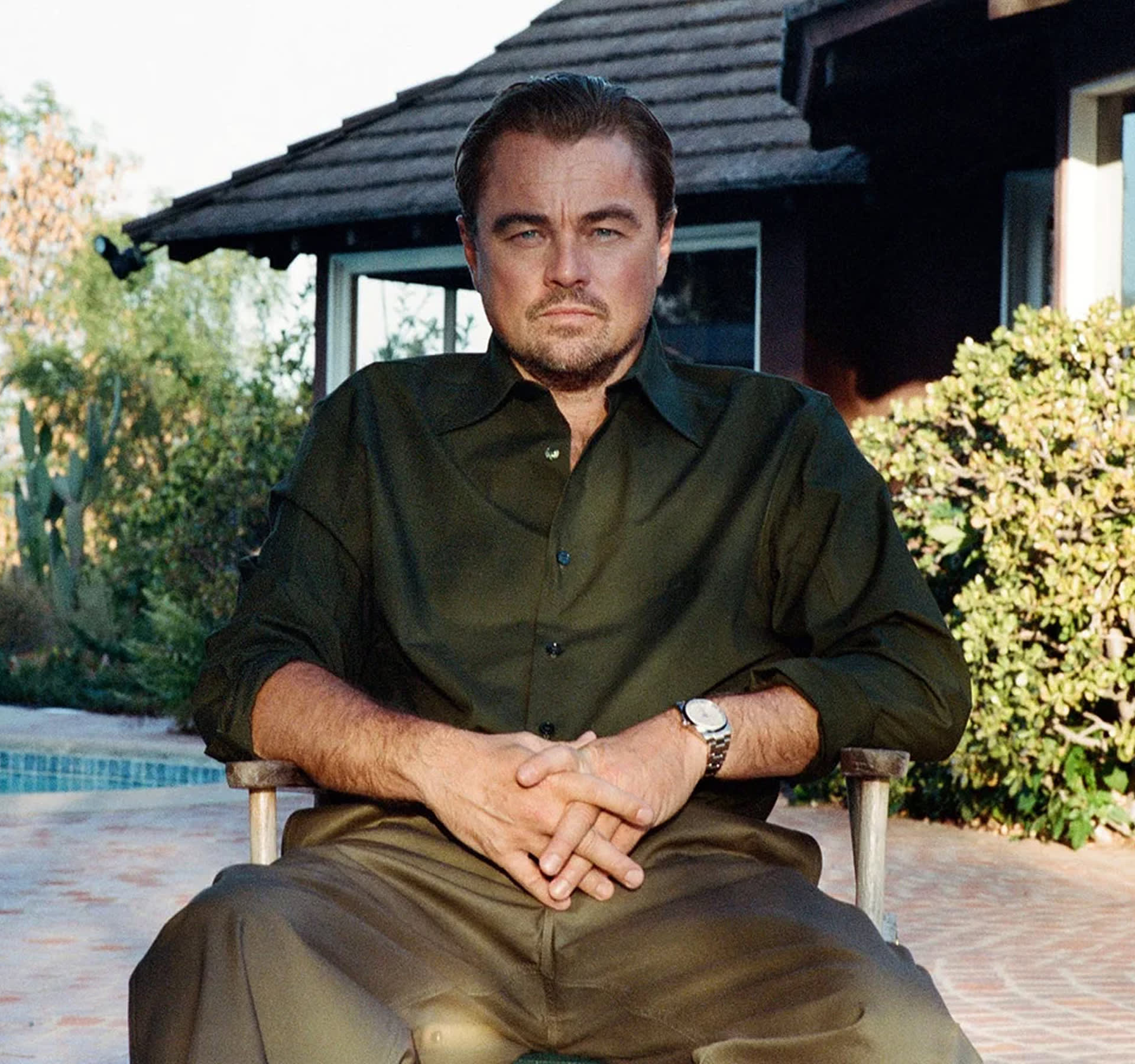 莱昂纳多・迪卡普里奥在椅子上